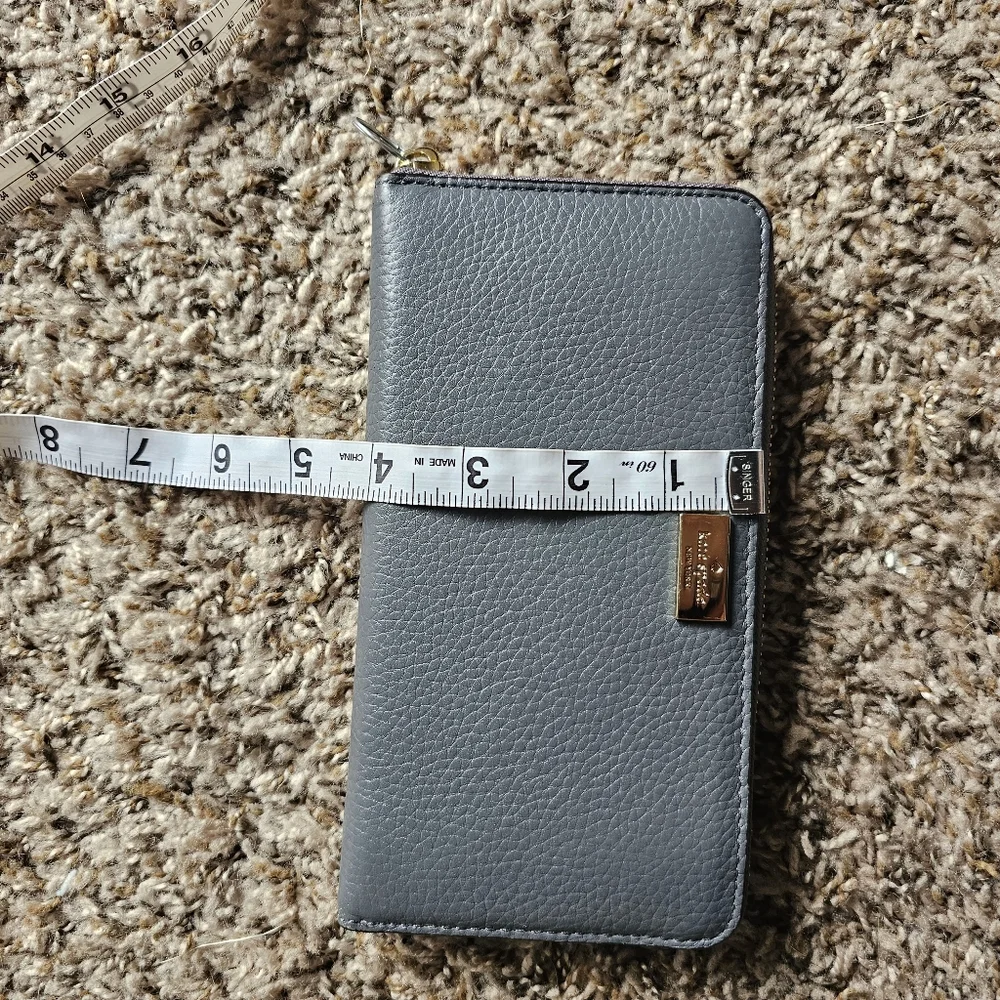 KATE SPADE Gray Grain Leather Wallet with Gold LOGO‎ PLATE